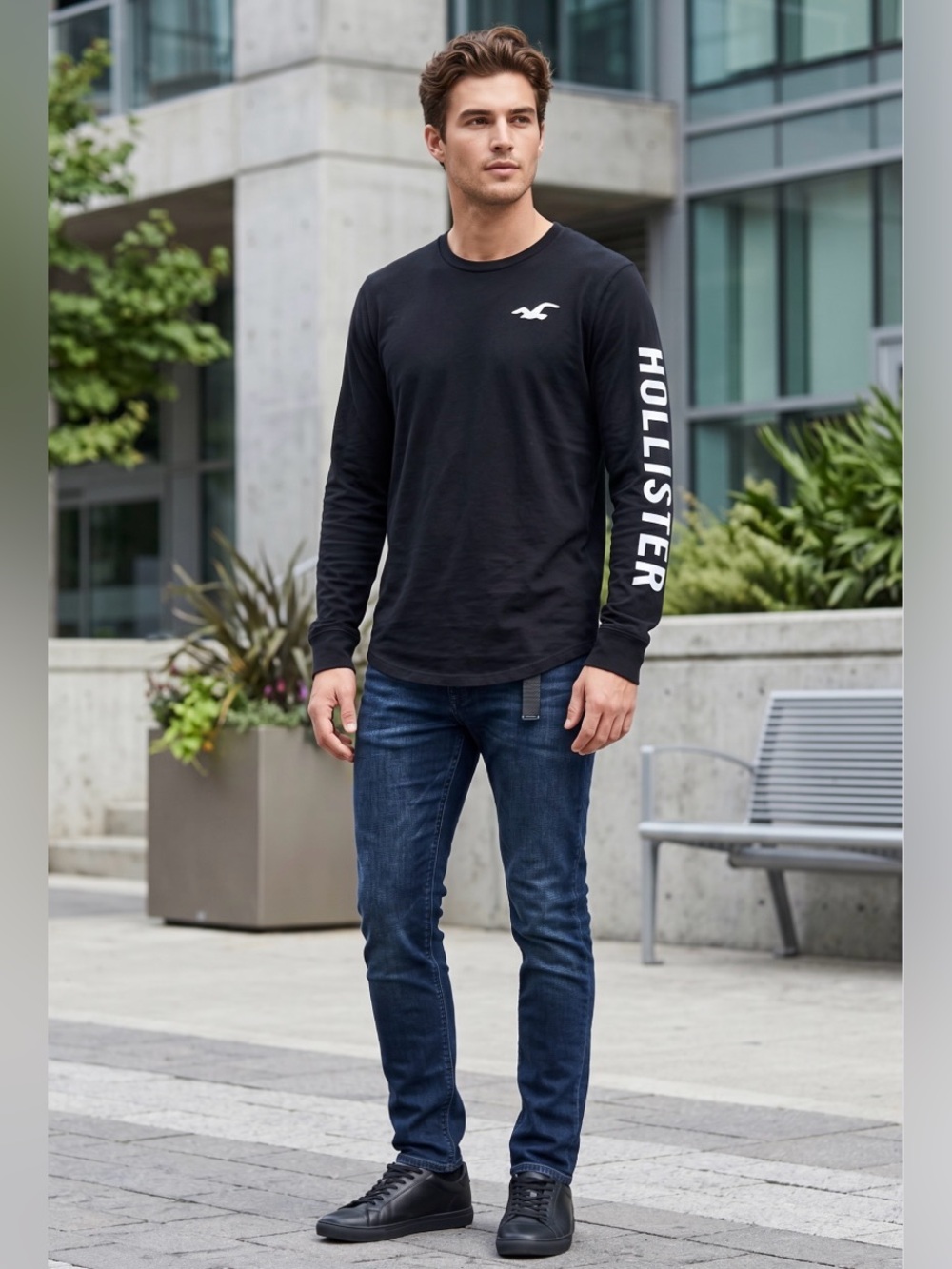Hollister Men’s Black Long sleeve Tee L Graphic Curved Hem Logo Sleeve Preppy